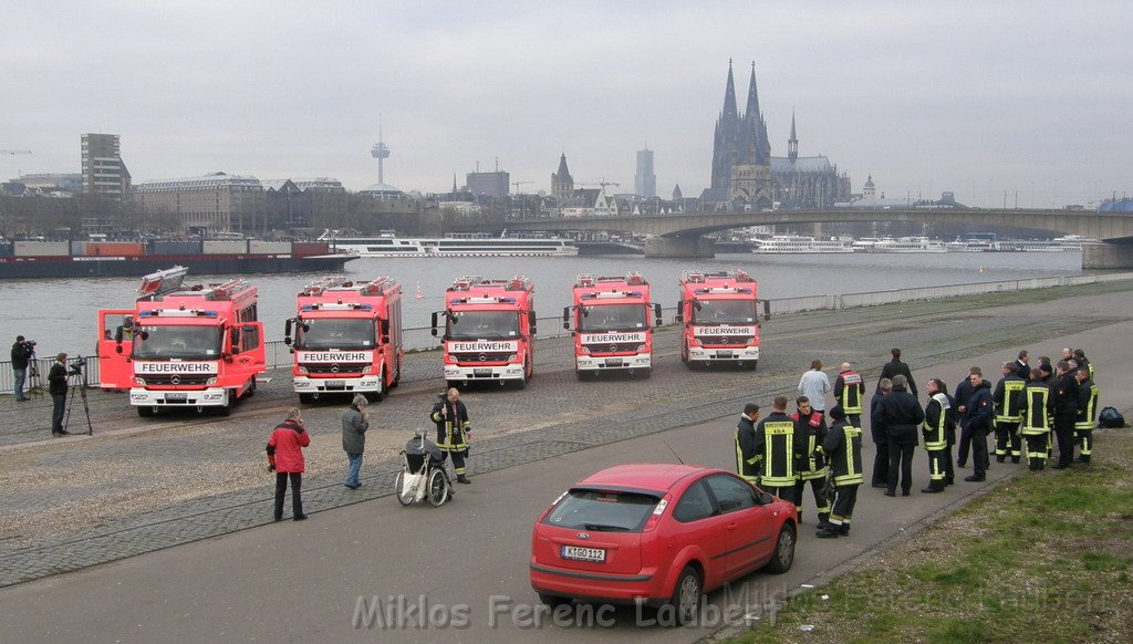 Neue LF`s fuer Koeln Uebergabe in Koeln Deutz an den Wachen  P033.JPG